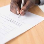 Persona firmando un contrato